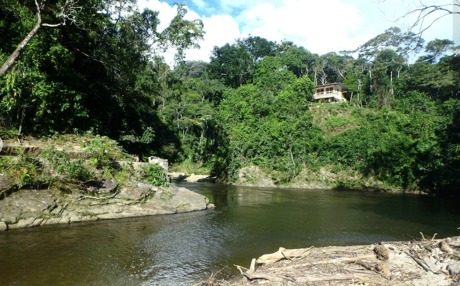 El río Cumbaza junto al centro, en San Roque