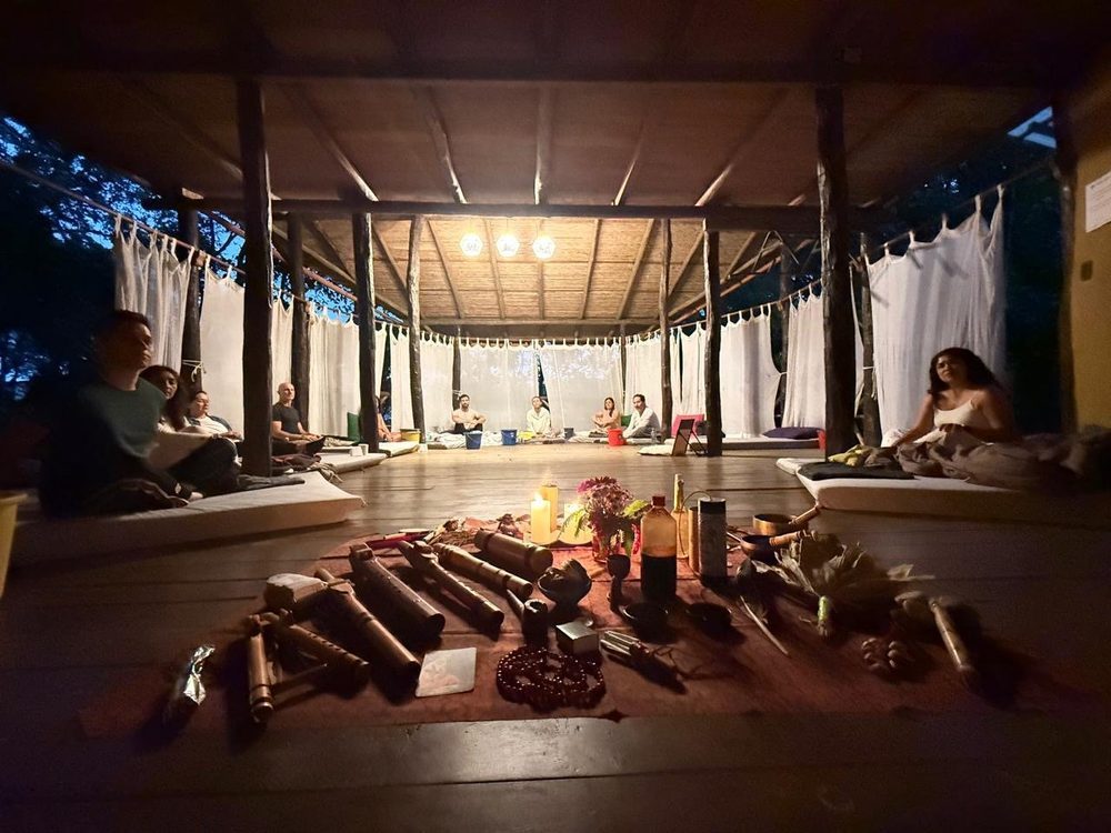 Maloca preparada al atardecer para la ceremonia, en Huamanwasi