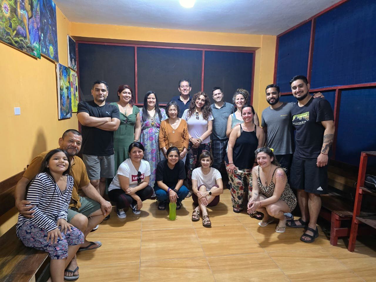 Grupo de Microhuasca reunido durante un retiro en la selva peruana