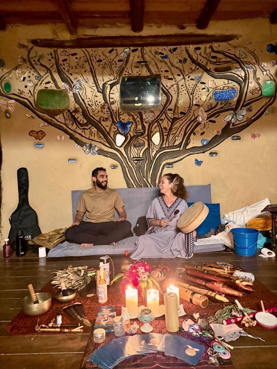 Altar con plantas, velas e instrumentos en la maloca de un retiro de Microhuasca en el Perú