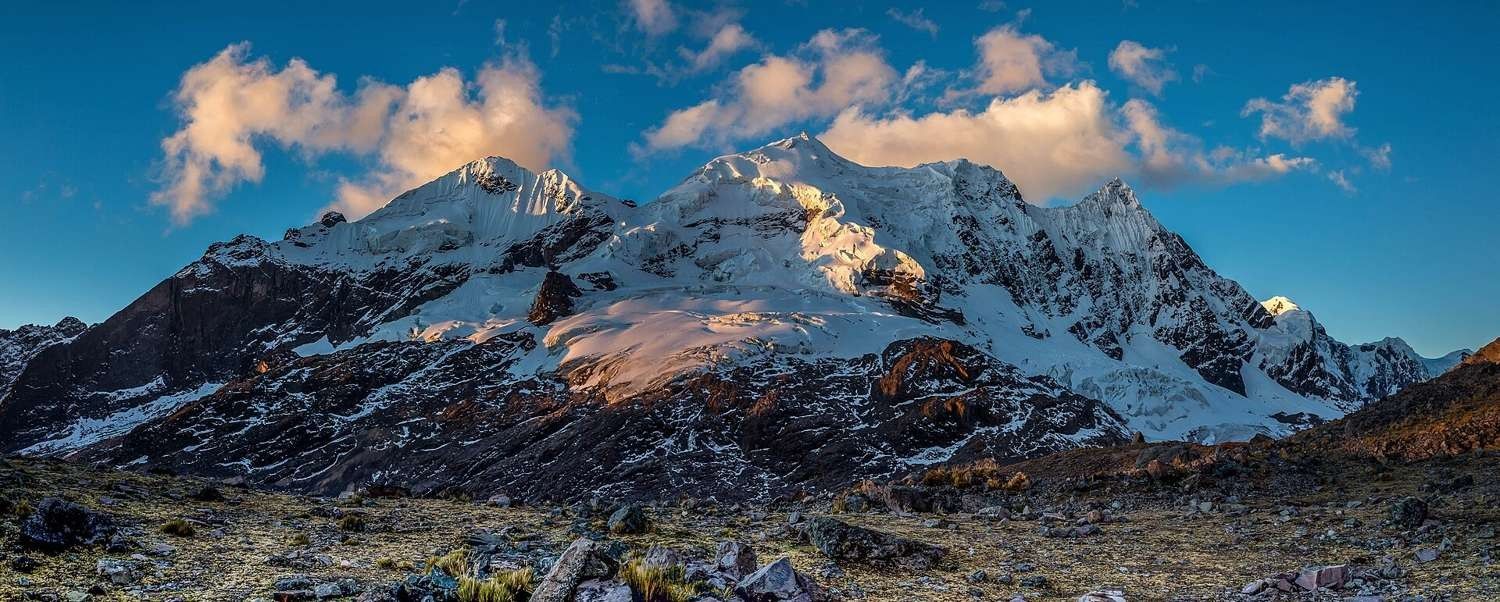 Nevados de la Cordillera Vilcanota, en Perú, al atardecer